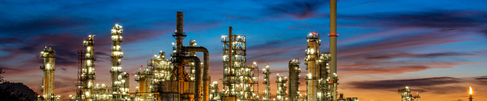 Torres de perforación petrolera al atardecer